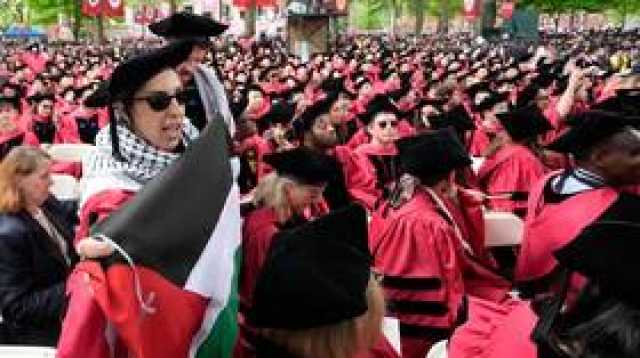 بالفيديو.. مجموعة من الطلاب يغادرون حفل تخرجهم بجامعة هارفارد ويهتفون 'فلسطين حرة'