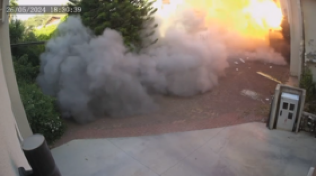 إصابة مباشرة بصواريخ 'حزب الله' ودمار كبير في كريات شمونة (فيديو)
