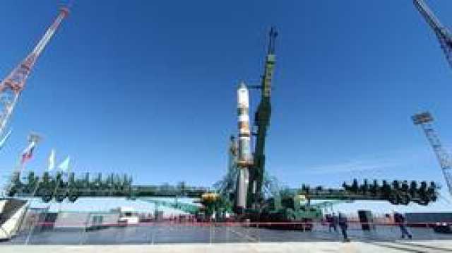 روسيا.. نصب صاروخ Soyuz-2.1a في قاعدة 'بايكونور' استعدادا لإطلاقه (صور)