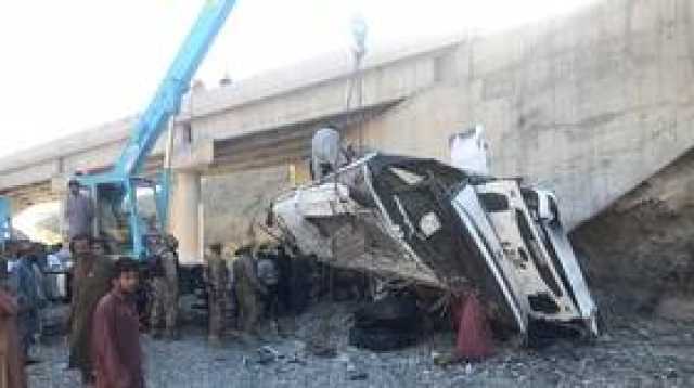 مقتل 27 شخصا إثر سقوط حافلة ركاب في واد جنوب غربي باكستان (فيديو)