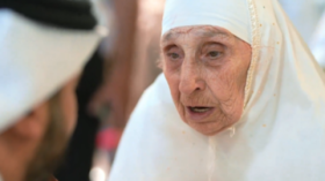 تجاوز عمرها 130 عاما.. وصول أكبر حاجة إلى السعودية لأداء مناسك الحج (فيديو)