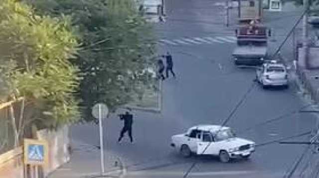 بالفيديو.. مجهولون يطلقون النار على عناصر الشرطة بجمهورية داغستان الروسية