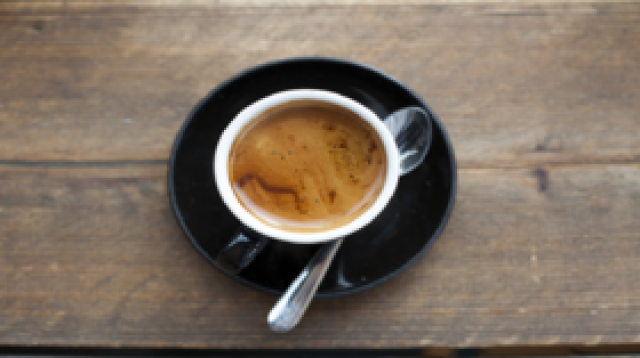دراسة: شرب القهوة 'يقاوم' خطرا صحيا يرتبط بكثرة الجلوس