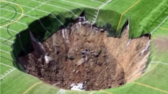 حفرة عملاقة تبتلع جزءا من ملعب كرة قدم في الولايات المتحدة (فيديو)