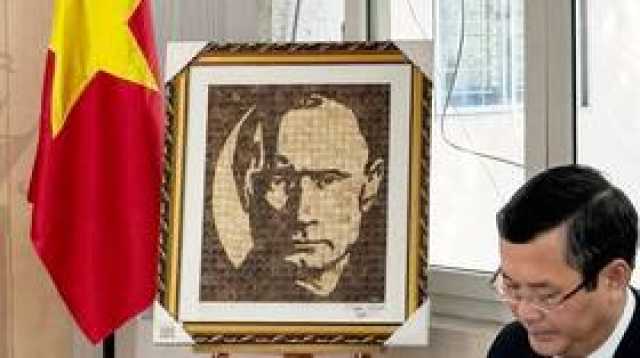 صانع تحف فيتنامي يهدي بوتين 'بورتريه' فريدا من نوعه