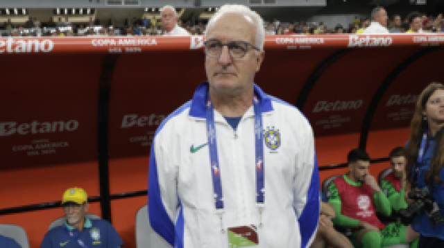 مدرب منتخب البرازيل يكشف سبب بكائه في مواجهة باراغواي (فيديو)