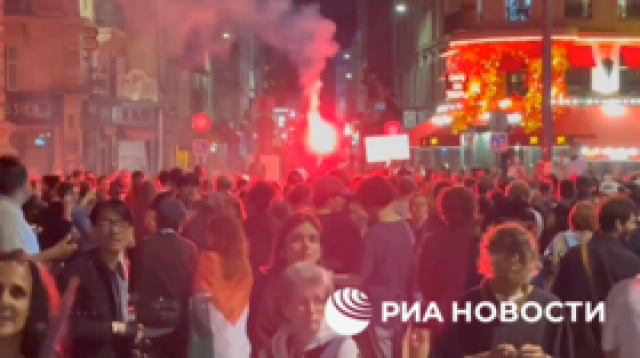 'بلاك بلوك' تثير الشغب وسط باريس احتجاجا على نتائج الانتخابات (فيديوهات)