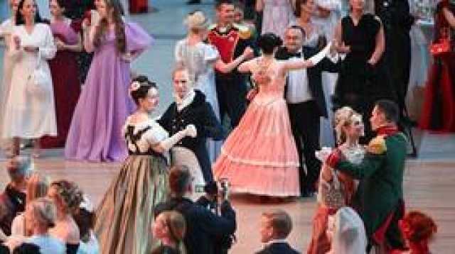 بأجواء من القرن التاسع عشر.. موسكو تحيي فعالية 'حفل بوشكين الراقص' (فيديو)