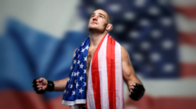 بطل العالم السابق لاتحاد (UFC) يصف ترشح بايدن لولاية جديدة بأنه 'عار'
