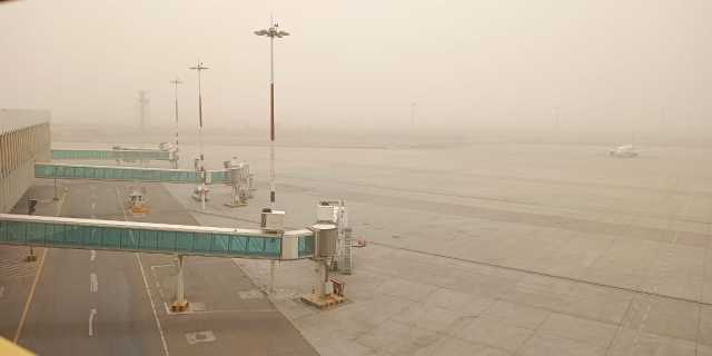 بالصور.. عاصفة ترابية تجتاح مطار بغداد الدولي