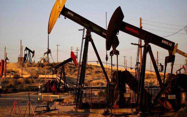 أسعار النفط ترتفع 1%.. وتسجل خسائر أسبوعية