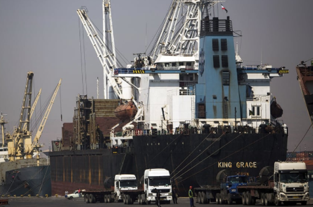 ايران تحتجز سفينة أجنبية قرب ميناء بوشهر