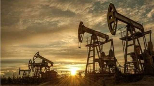 لنفط يهبط مع تزايد المخاوف بشأن الطلب العالمي