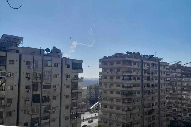 الدفاعات السورية تتصدى لقصف صاروخي في محيط دمشق