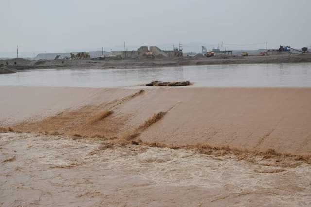 بالصور.. تحويل موجات السيول عبر نهر شاي الطوز الى سد العظيم لأغراض الخزن والسيطرة