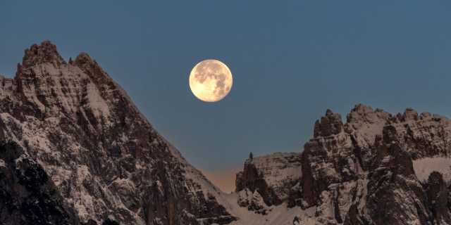 “قمر الثلج” المكتمل يتزين سماء الأرض في 24 شباط