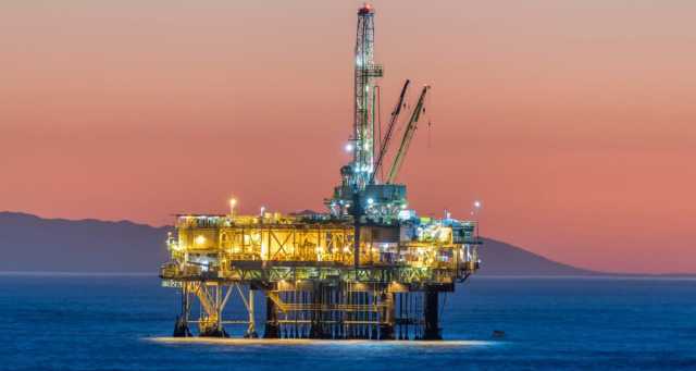 النفط يرتفع وسط مخاطر التوتر بالشرق الأوسط