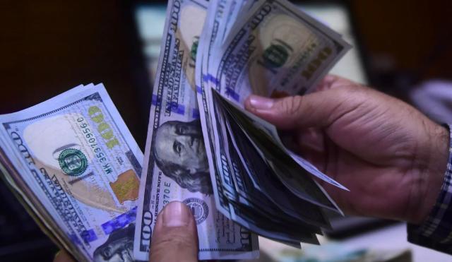 الدولار يعاود الارتفاع في أسواق بغداد