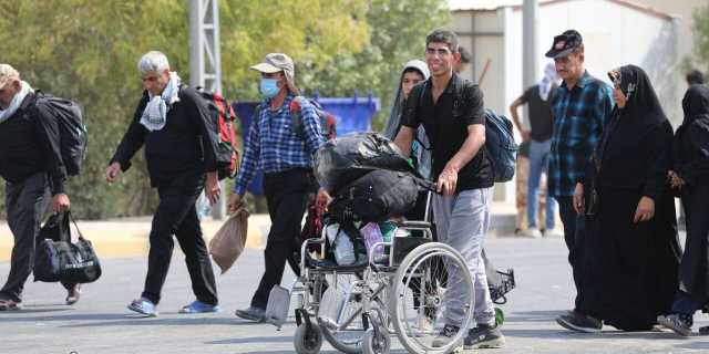 بدء توافد الزائرين الإيرانيين عبر منفذ زرباطية الحدودي في واسط.. صور