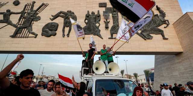 بالفيديو.. توافد المتظاهرين إلى ساحة التحرير وسط بغداد لاحياء ذكرى احتجاجات تشرين