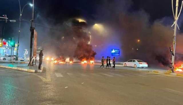 قطع تقاطع البهو بالإطارات المحترقة من قبل المتظاهرين في الناصرية