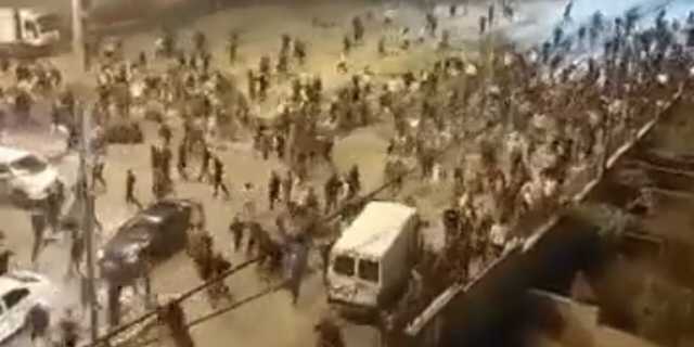 بالفيديو.. متظاهرون يحاولون اقتحام السفارة الإسرائيلية في عمّان