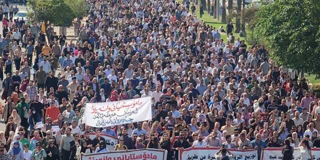 بالصور .. الكوادر التربوية في السليمانية يتظاهرون احتجاجا على تأخر دفع رواتبهم