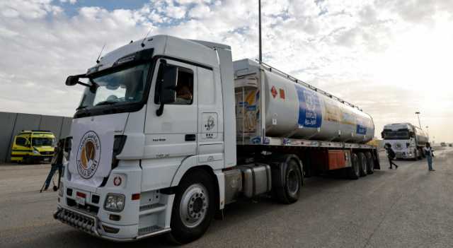 شاحنات الوقود وغاز الطهي يدخلان عبر رفح إلى قطاع غزة