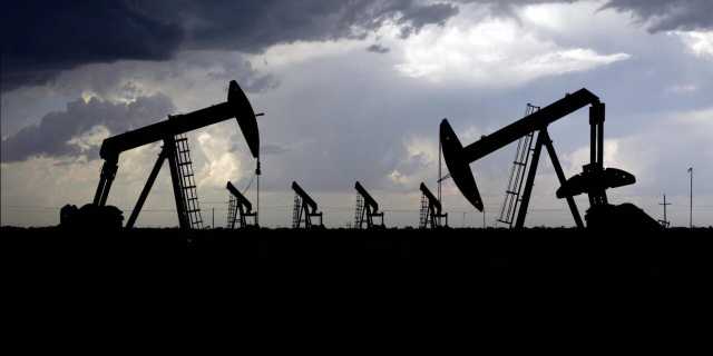 النفط يتجه لإنهاء سلسلة مكاسبه مع ارتفاع المخزونات الأمريكية
