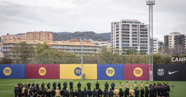 برشلونة يقف دقيقة صمت حداداً على رحيل طبيب الفريق الأول