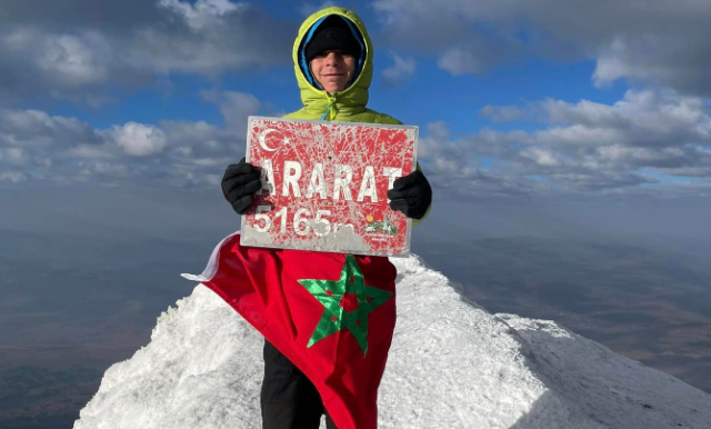 طفل مغربي يتسلق أعلى قمة في تركيا
