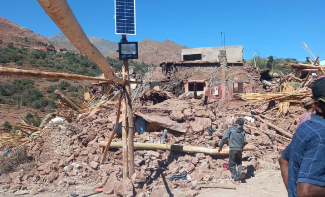 شبان مغاربة يوفرون الإنارة لقرى الحوز المتضررة من الزلزال باستعمال الطاقة الشمسية