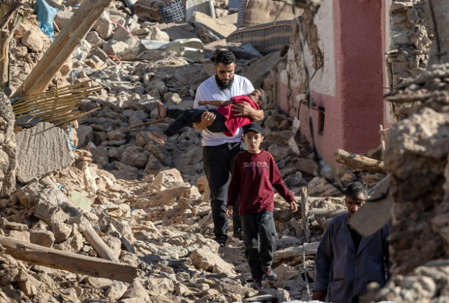 المغاربة يؤدون صلاة الغائب على ضحايا زلزال الحوز