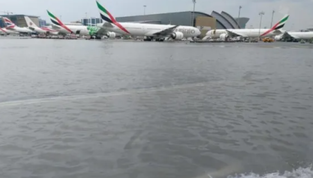 معتمرون مغاربة عالقون بمطار دبي بسبب الفيضانات