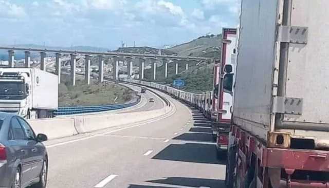 تحقيقات وتفتيش صارم بميناء طنجة المتوسط يتسببان في طوابير بالكيلومترات لشاحنات النقل الدولي للبضائع