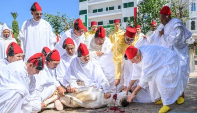 أمير المؤمنين يؤدي صلاة عيد الأضحى المبارك بمسجد الحسن الثاني بتطوان ويتقبل التهاني بهذه المناسبة السعيدة