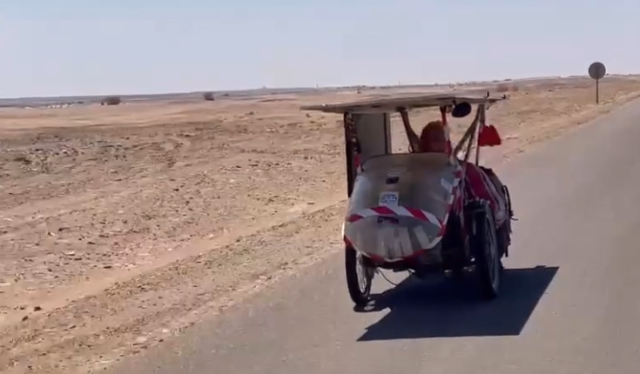 بلجيكي يعبر الصحراء المغربية عبر دراجة مزودة بالطاقة الشمسية