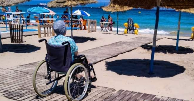 شواطئ مغربية تحرم ذوي الإحتياجات الخاصة من قضاء العطلة