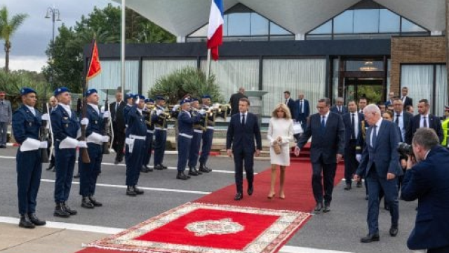 ماكرون يغادر المغرب و رئيس الحكومة في وداعه