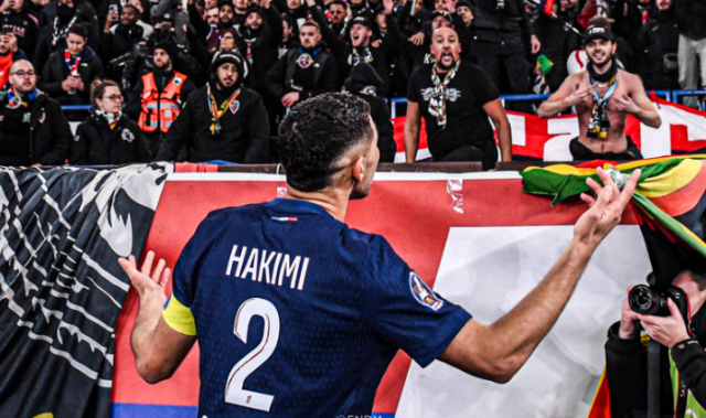 حكيمي عميد PSG يتدخل لاحتواء أزمة هتافات عنصرية في مباراة باريس وليون