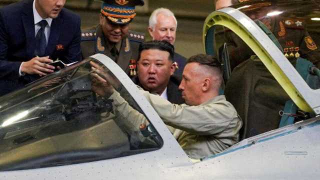 زعيم كوريا الشمالية كيم جون أون يزور مصنع طائرات عسكرية ومدنية في أقصى الشرق الروسي