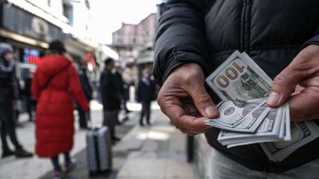 مصر: البنوك تفرض قيودا على استخدام الدولار تشل الشركات وتعقد حياة المواطن