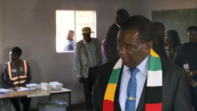 رئيس زيمبابوي يفوز بعهدة ثانية وسط اتهامات بـالتزوير وقمع الناخبين