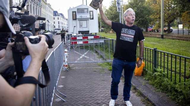 ناشط هولندي من اليمين المتطرف يمزق نسخة من المصحف خلال مظاهرة أمام سفارة تركيا في لاهاي