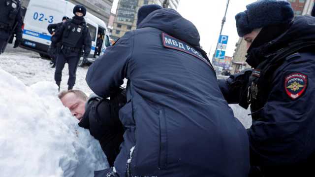 محاكم روسية تقضي بسجن العشرات لمشاركتهم في تأبين المعارض الراحل أليكسي نافالني