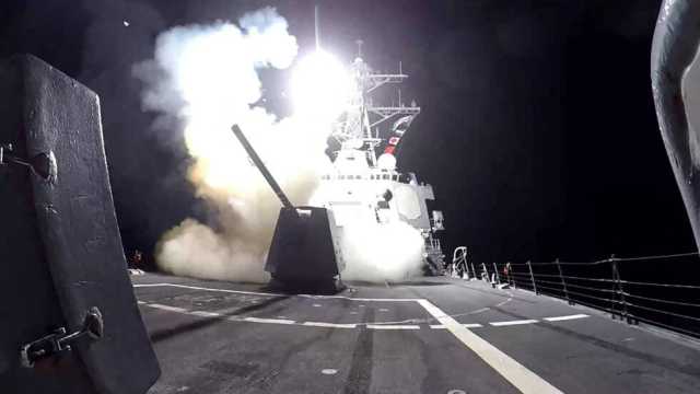 البحرية الأمريكية تعلن اعتراض شحنة أسلحة من إيران كانت متجهة للحوثيين باليمن