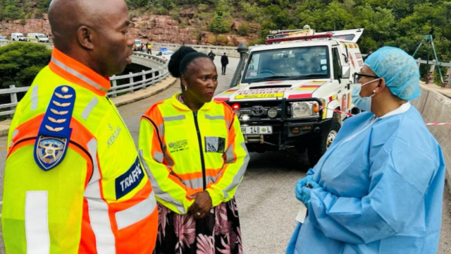 مقتل 45 شخصا على الأقل في سقوط حافلة من على جسر في جنوب إفريقيا