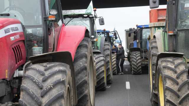 فرنسا: النقابتان الرئيسيتان للمزارعين تدعوان إلى وقف قطع الطرقات تجاوبا مع التنازلات الجديدة للحكومة