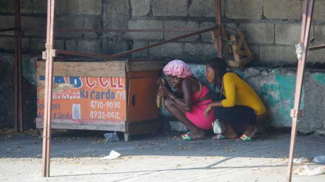 هايتي: تجدد أعمال العنف مع شن عصابات هجمات بهدف الإطاحة برئيس الحكومة أرييل هنري