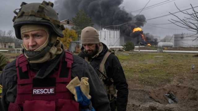 مقتل 4 أشخاص وإصابة 9 آخرين بضربات روسية على مدينة خيرسون جنوب أوكرانيا